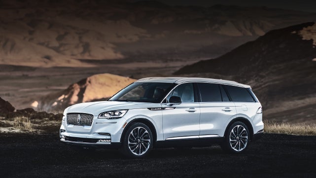 A 2024 Lincoln Aviator® SUV is parked at a mountain overlook | Boulevard Lincoln in Georgetown DE