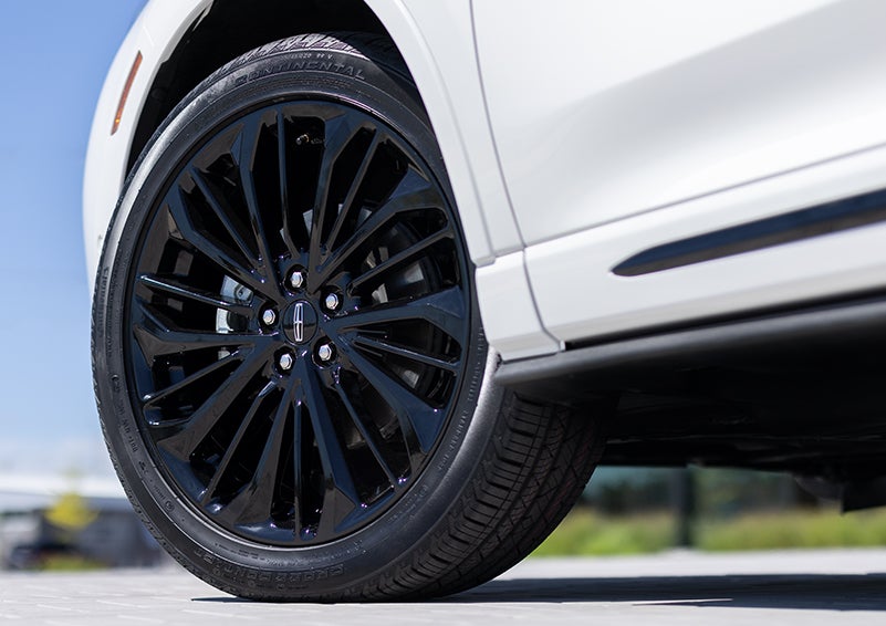 The stylish blacked-out 20-inch wheels from the available Jet Appearance Package are shown. | Boulevard Lincoln in Millsboro DE