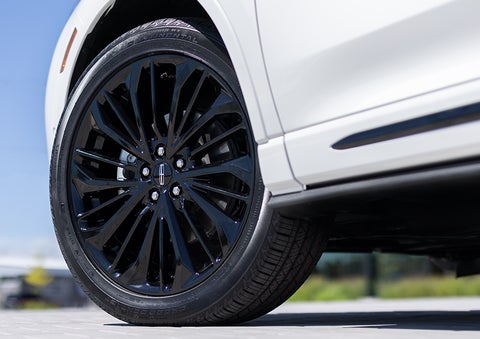 The stylish blacked-out 20-inch wheels from the available Jet Appearance Package are shown. | Boulevard Lincoln in Millsboro DE