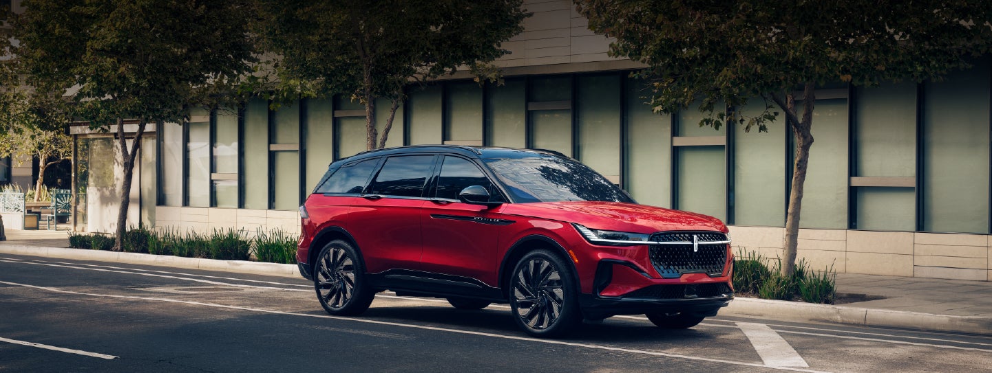 A 2025 Lincoln Nautilus® SUV with an available hybrid powertrain is parked in an urban setting. | Boulevard Lincoln in Millsboro DE