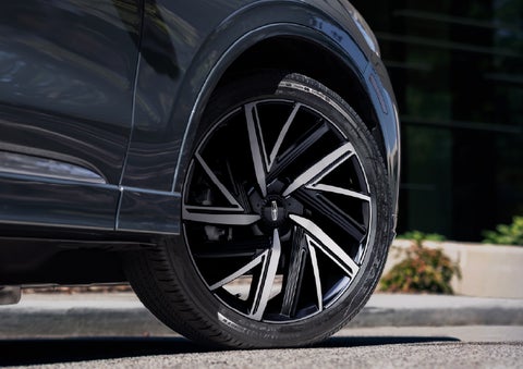 The wheel of the 2026 Lincoln Aviator® SUV is shown slightly angled out | Boulevard Lincoln in Millsboro DE